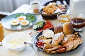 فطور أوروبي مجانًا يوميًا