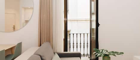 Appartement Supérieur, 1 chambre | Coin séjour | Télévision à écran plat de 42 pouces avec chaînes par satellite