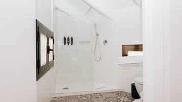 Een douche, gratis toiletartikelen, een haardroger, handdoeken