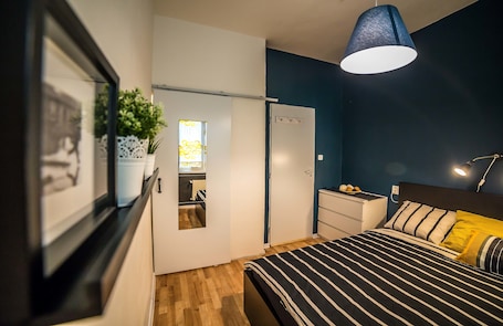 Escritorio, wifi gratis y ropa de cama