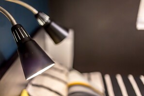 舒适双人房 | 办公桌、免费 WiFi、床单