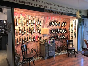 供应午餐和晚餐，法国菜