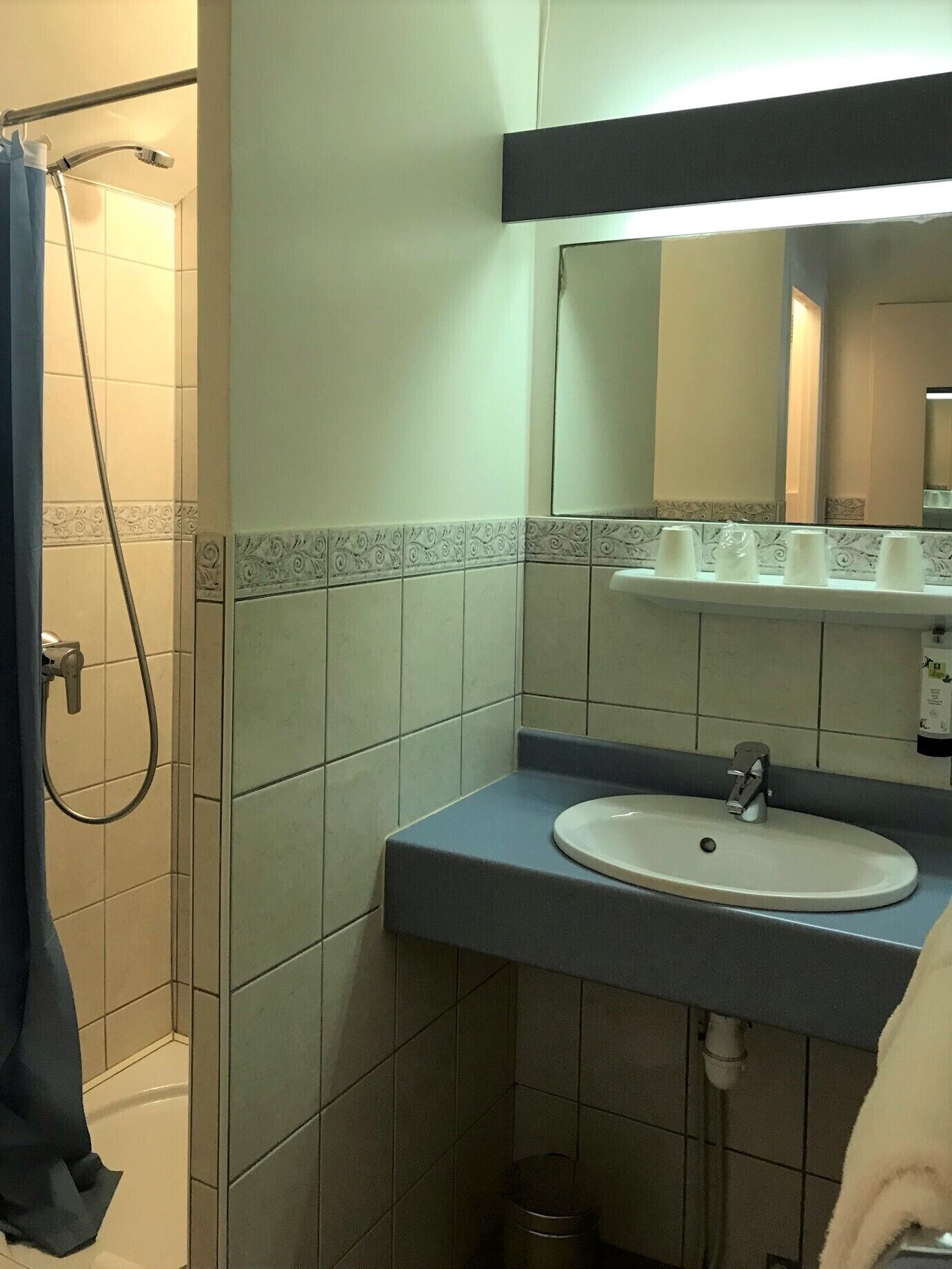 standard quadruple room | bathroom | shower, free toiletries, towels