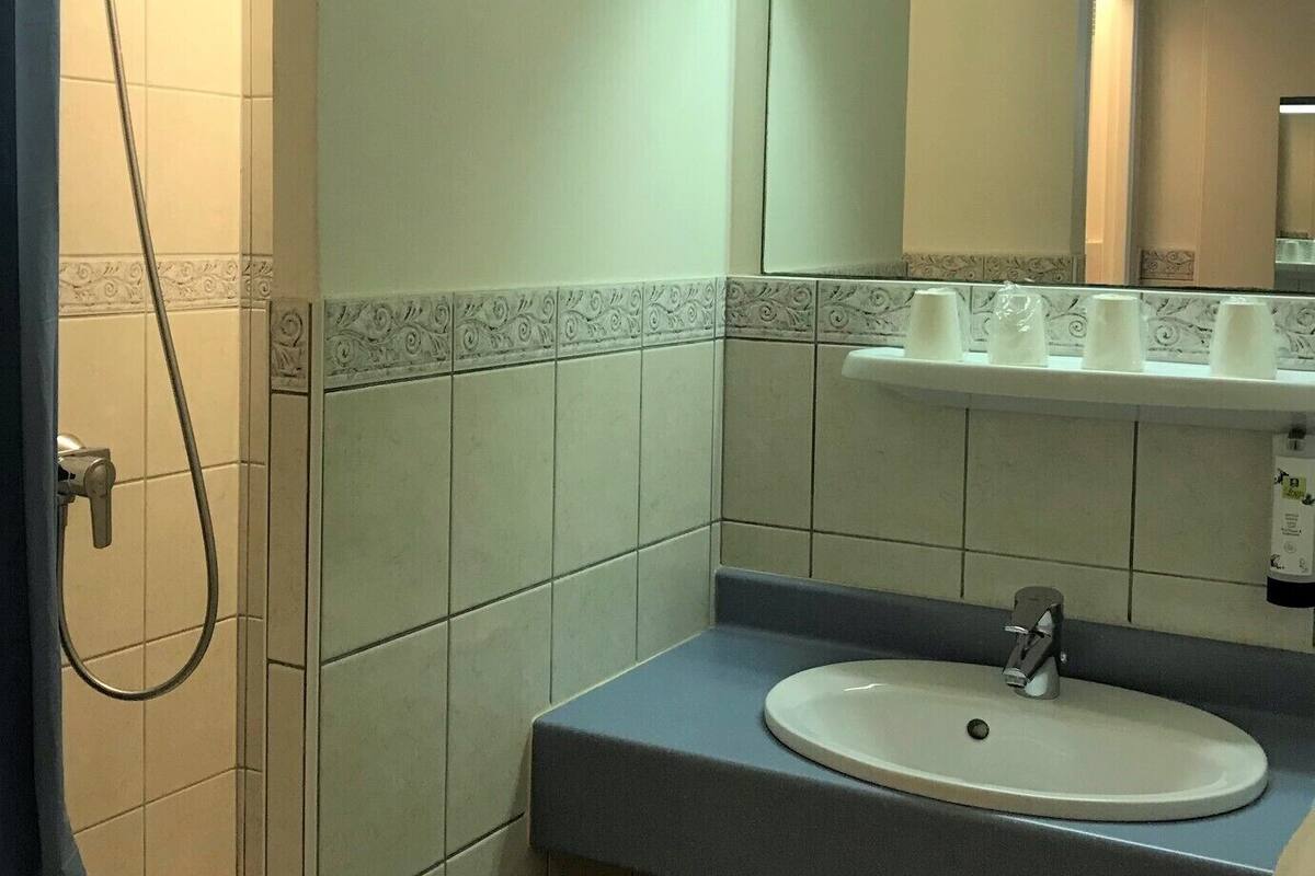 standard quadruple room | bathroom | shower, free toiletries, towels