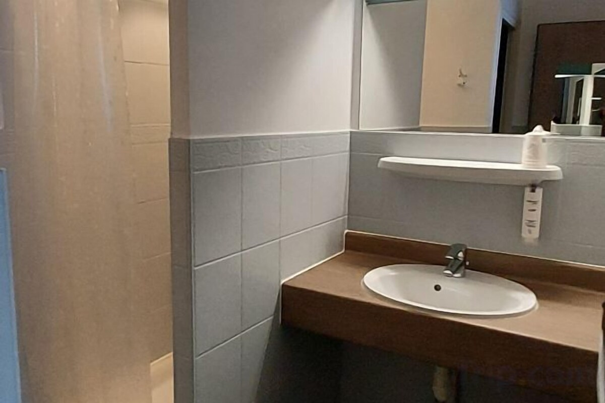 Bathroom | Shower, free toiletries, towels