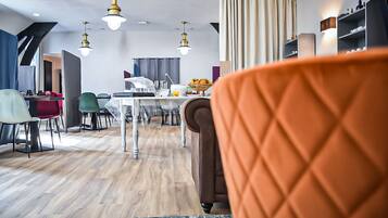 Petit déjeuner continental (10.50 EUR par personne)