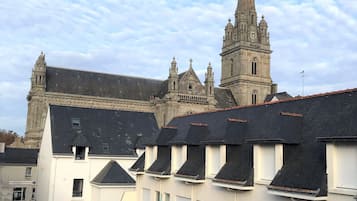 Un edificio histórico con una torre destacada y un gran reloj.