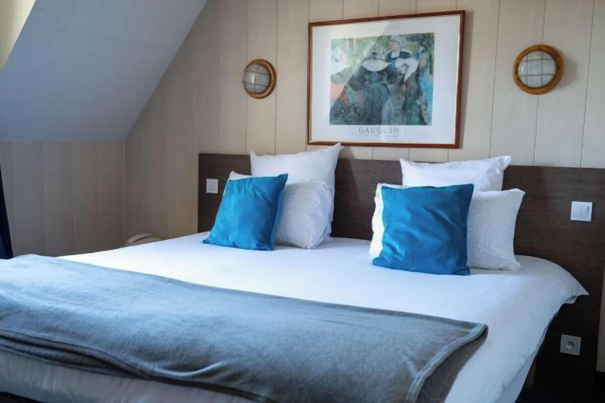 Ropa de cama de alta calidad, escritorio, cortinas opacas
