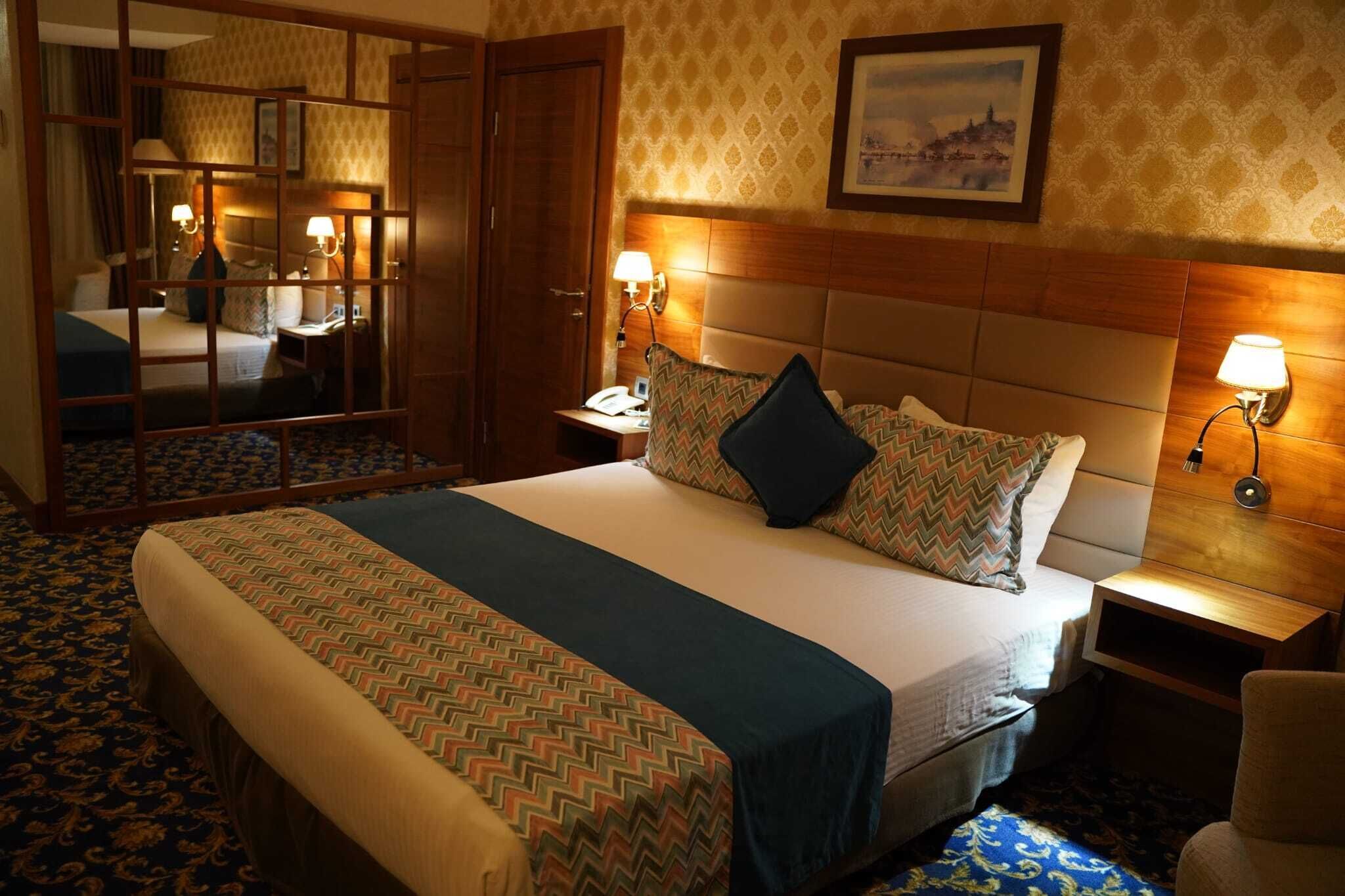 Minibar, in-room safe, desk, iron/ironing board