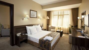 Minibar, Zimmersafe, Schreibtisch, Bügeleisen/Bügelbrett