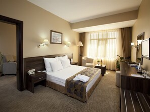 Minibar, in-room safe, desk, iron/ironing board - Plaza Hotel Diyarbakir (Diyarbakir)