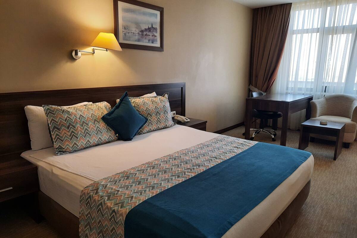Superior Room | Minibar, in-room safe, desk, iron/ironing board