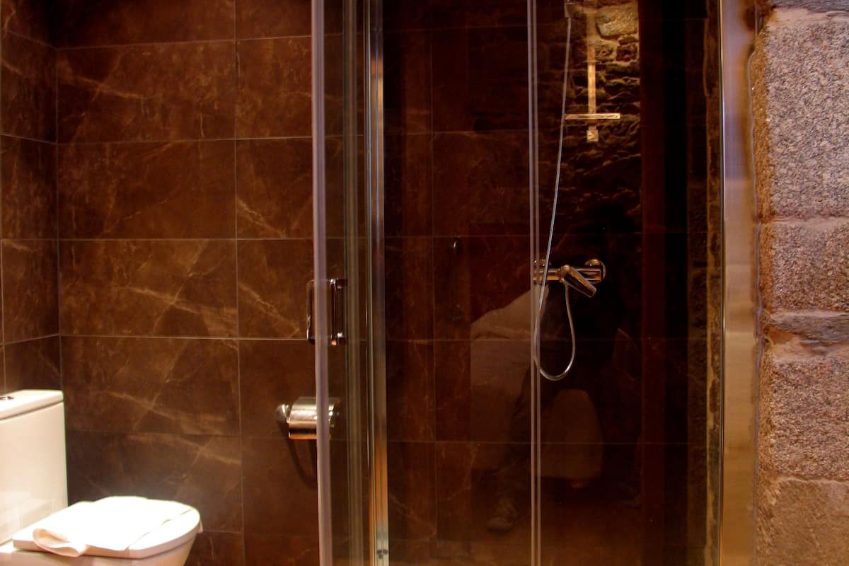 standard twin room, city view | bathroom | shower, hair dryer, towels, soap