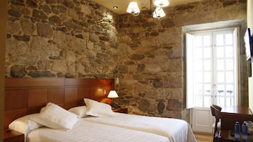 Habitación estándar con 2 camas individuales, vista a la ciudad | Ropa de cama de alta calidad, minibar y decoración personalizada