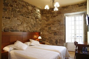 Habitación estándar con 2 camas individuales, vista a la ciudad | Ropa de cama de alta calidad, minibar y decoración personalizada 