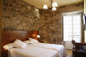 Habitación estándar con 2 camas individuales, vistas a la ciudad | Ropa de cama de alta calidad, minibar, decoración individual