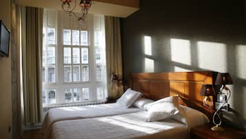 Standaard Twin kamer, uitzicht op de stad | Luxe beddengoed, een minibar, individueel gedecoreerd