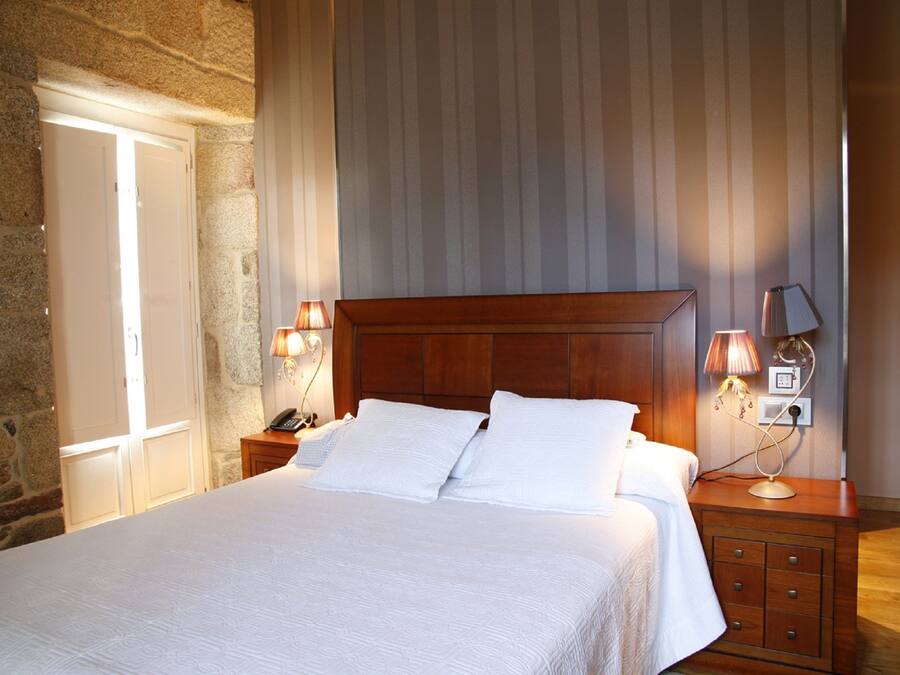 Ropa de cama de alta calidad, minibar y decoración personalizada