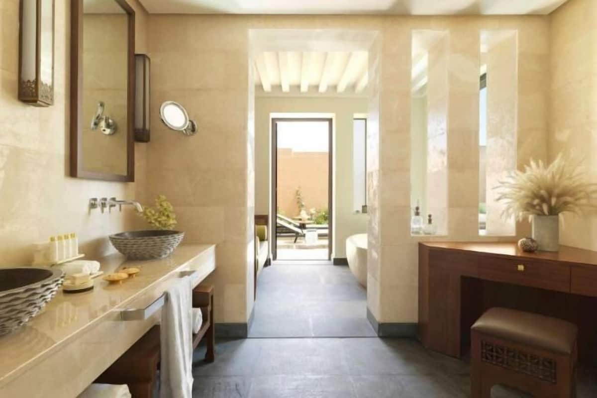 Bathroom | Separate tub and shower, rainfall showerhead, free toiletries