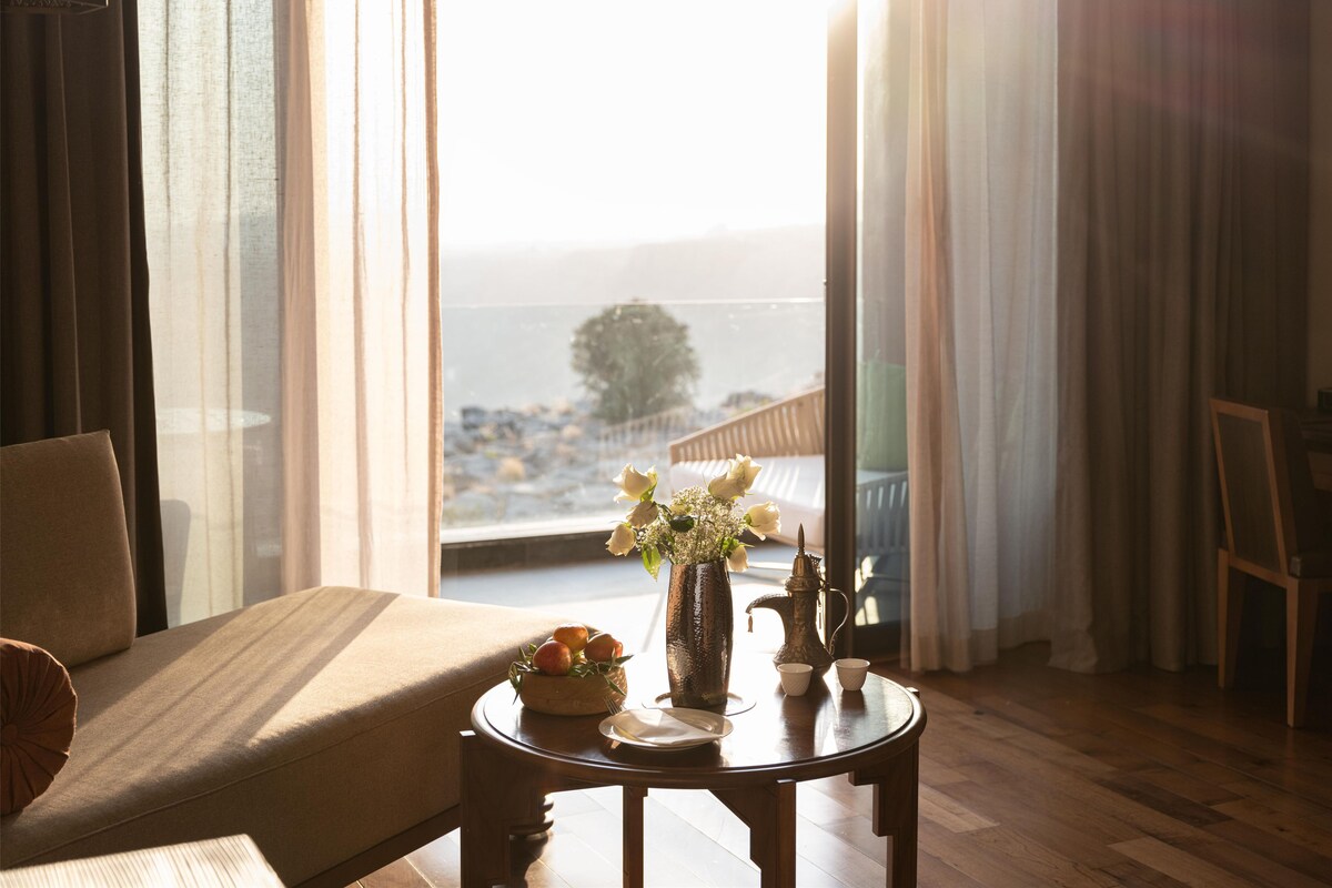 Deluxe Room, Mountain View | Premium bedding, minibar, in-room safe, desk