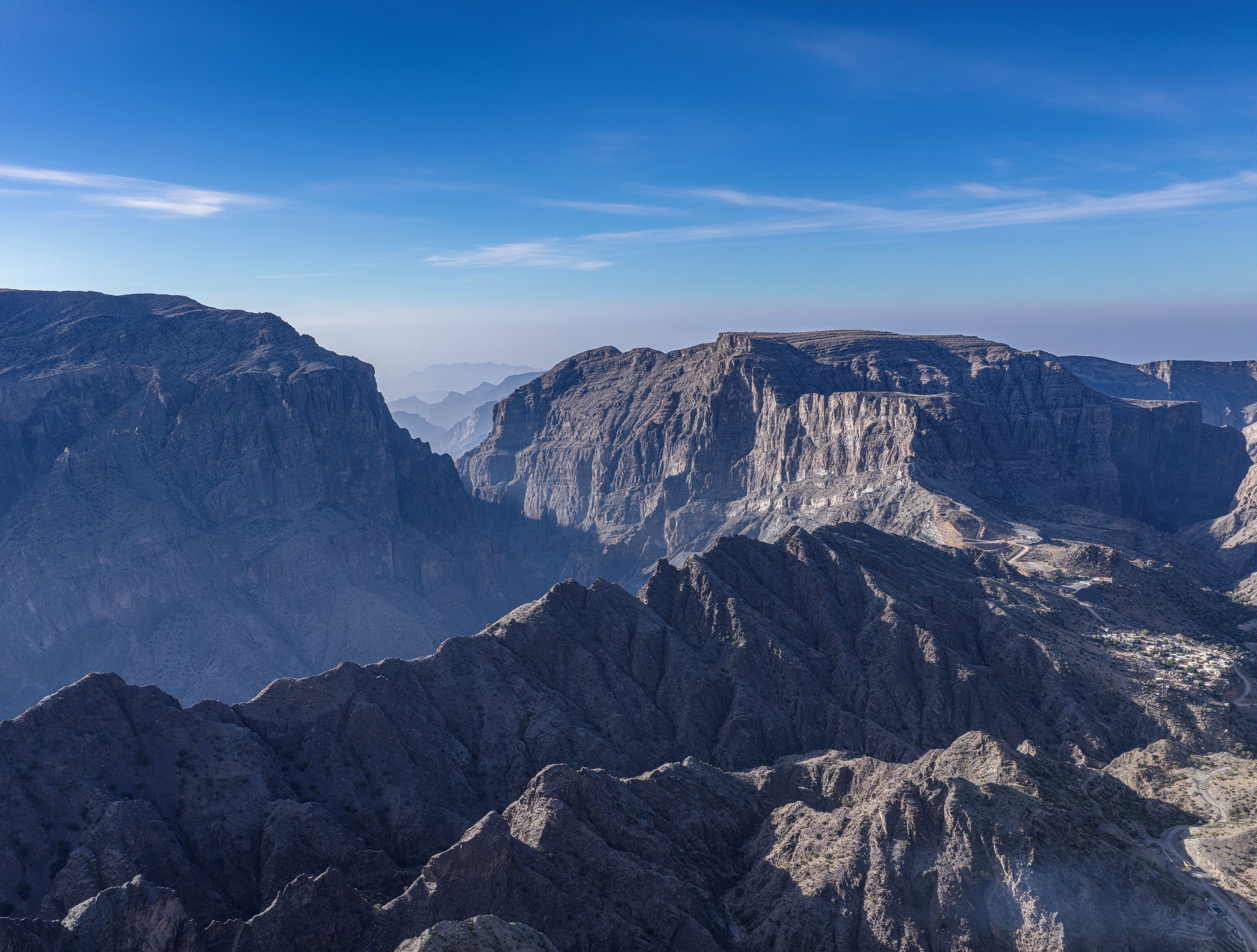 Un paysage montagneux, caractérisé par un relief accidenté et un ciel dégagé.