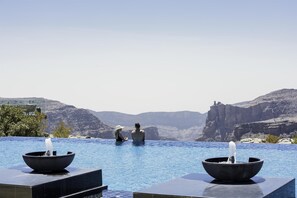 Outdoor pool, pool umbrellas, sun loungers - Anantara Al Jabal Al Akhdar Resort (Nizwa)