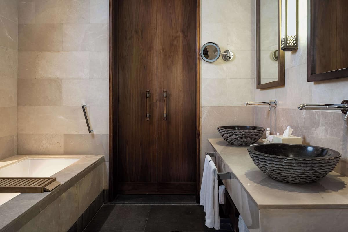 Separate tub and shower, rainfall showerhead, free toiletries