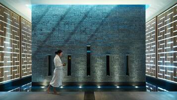 Behandelingskamers voor koppels, een sauna, een bubbelbad, een stoombad