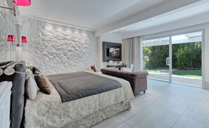 奢华双人房或双床房, 花园景观 | 高档床上用品、迷你吧、客房内保险箱、办公桌