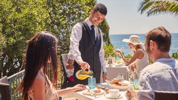 20 restaurants, dinner served, international cuisine