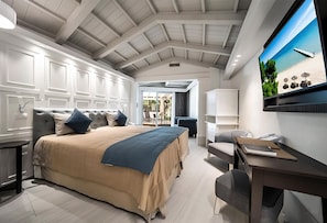 A bedroom with a bed, a desk, a chair, and a television. - Forte Village Resort - Villa del Parco & Spa (Pula)