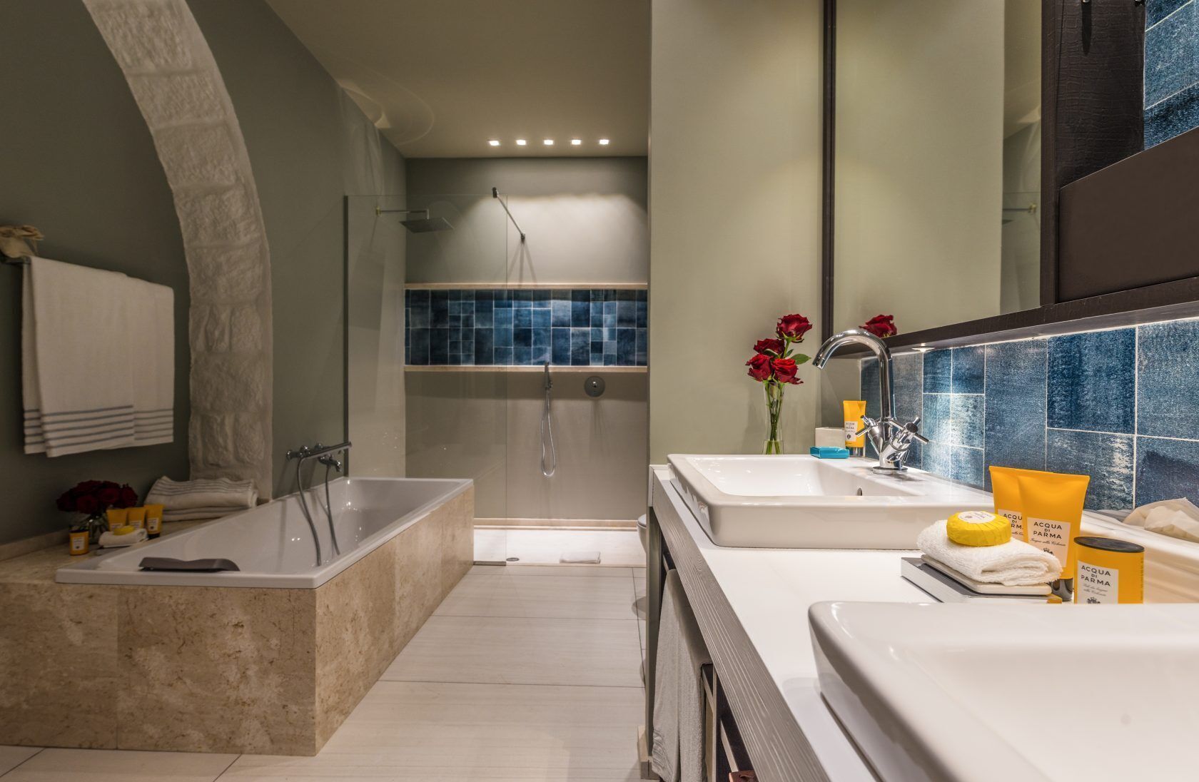 Un baño moderno con bañera, ducha y tocador con espejo.