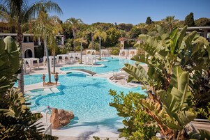 7 piscinas al aire libre, sombrillas, sillones reclinables de piscina