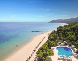 Playa privada, arena blanca, camas de playa, sillas reclinables de playa