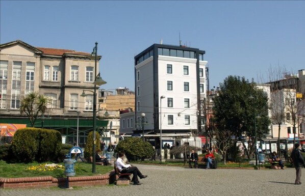 Exterior detail - Esra Sultan Petrol Hotel (Istanbul)