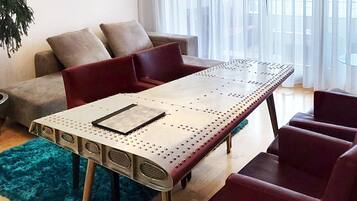 Leilighet – deluxe, balkong | Oppholdsområde | En 16-tommers Flatskjerm-TV med kabel-kanaler samt TV