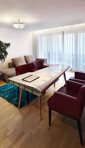 Leilighet – deluxe, balkong | Oppholdsområde | En 16-tommers Flatskjerm-TV med kabel-kanaler samt TV