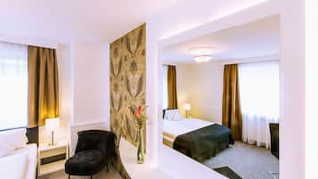 Kahden hengen deluxe-huone (yksi tai kaksi sänkyä) | Yksilöllisesti sisustettu, yksilöllisesti kalustettu, työpöytä