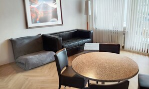 Leilighet – deluxe, 3 soverom, balkong | Individuelt dekorert, individuelt innredet og skrivebord