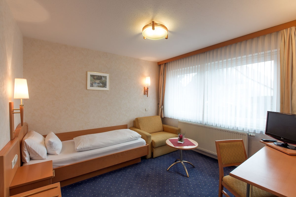 Single Room | Individually decorated, individually furnished, desk, laptop workspace