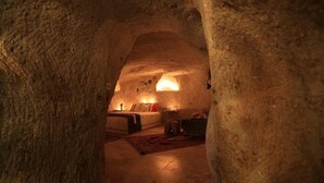 Suite, massasjebadekar (Cave) | Minibar, skrivebord, barnesenger (inkludert) og wi-fi (inkludert)