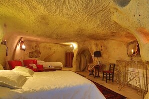 Suite, idromassaggio (Cave) | Minibar, una scrivania, culle/letti per bambini (gratuiti)