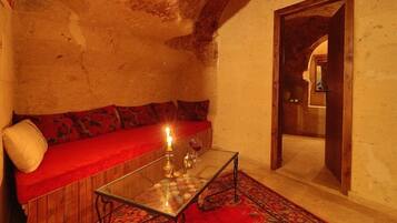 Suite, Jetted Tub (Cave) | Living room