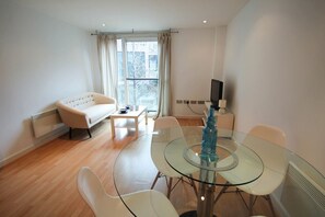 Premium Apartment, 1 Bedroom | In-room dining