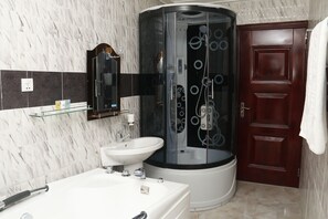 Rainfall showerhead, free toiletries, hair dryer, towels - Barca-Liga Hotels (Abuja)