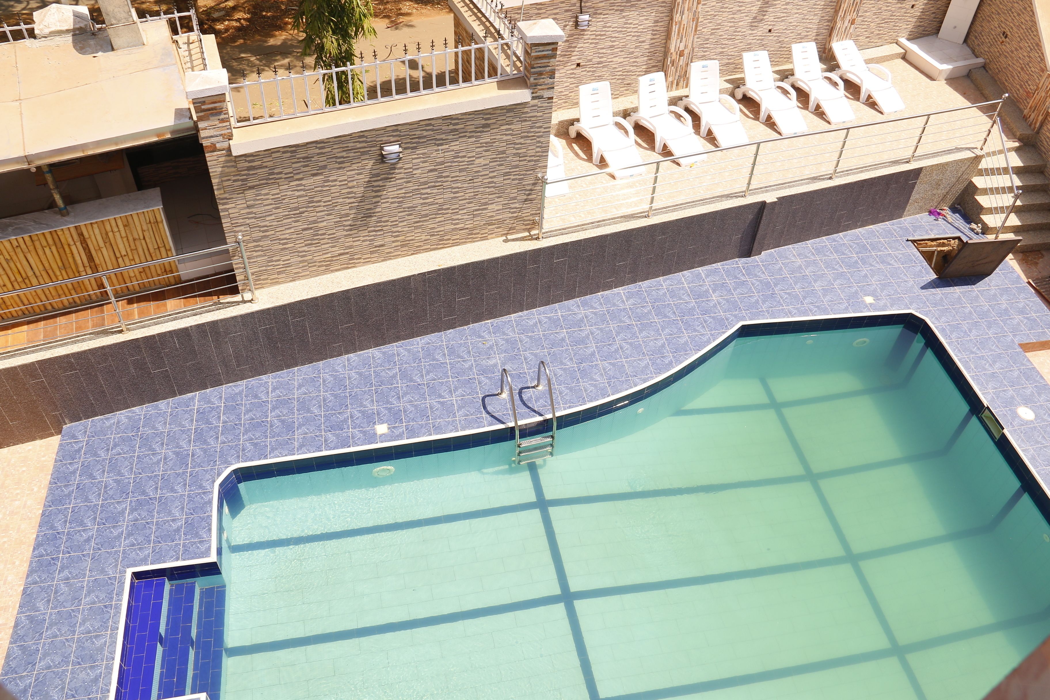 Piscina a l'aire lliure, para-sols i gandules 