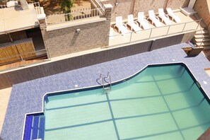 室外游泳池,提供泳池遮陽傘和日光浴躺椅