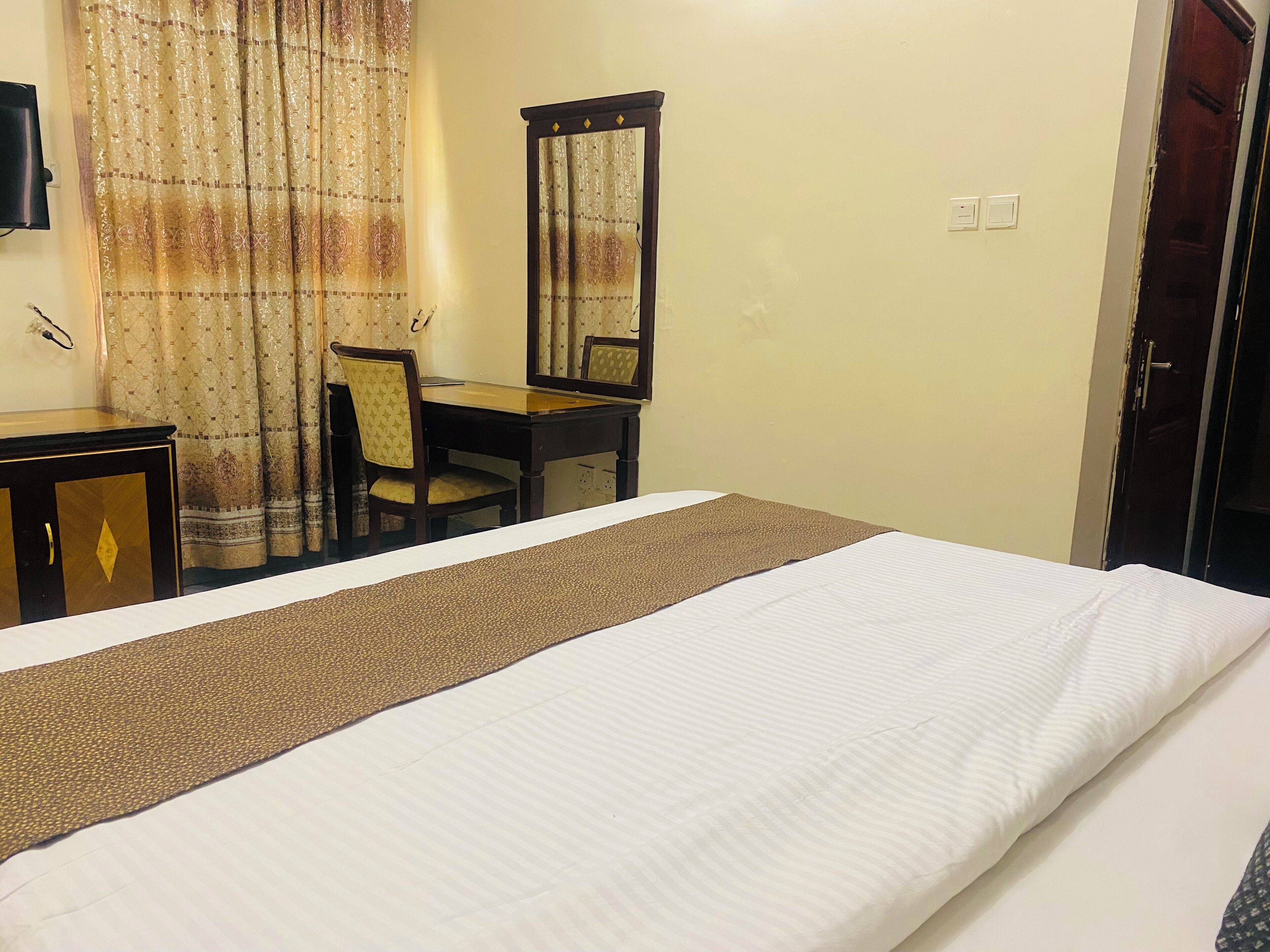 Kamar Standar | Seprai premium, brankas, dan didekorasi berbeda-beda