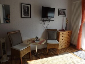 30-inch flat-screen TV with satellite channels, TV - Pension Winzerhaus Haas Lenz Zell-Mosel (Zell (Mosel))