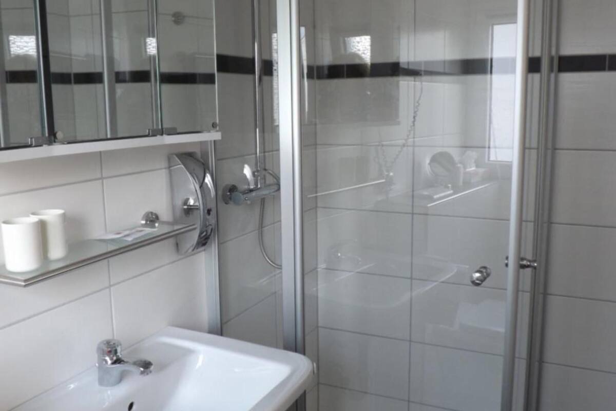 shower, free toiletries, towels